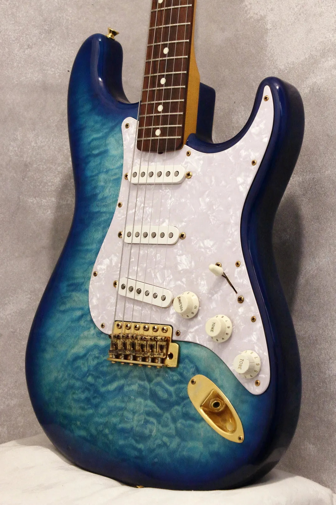 Fender Japan '62 Stratocaster ST62/QT Quilt Blue Burst 2017