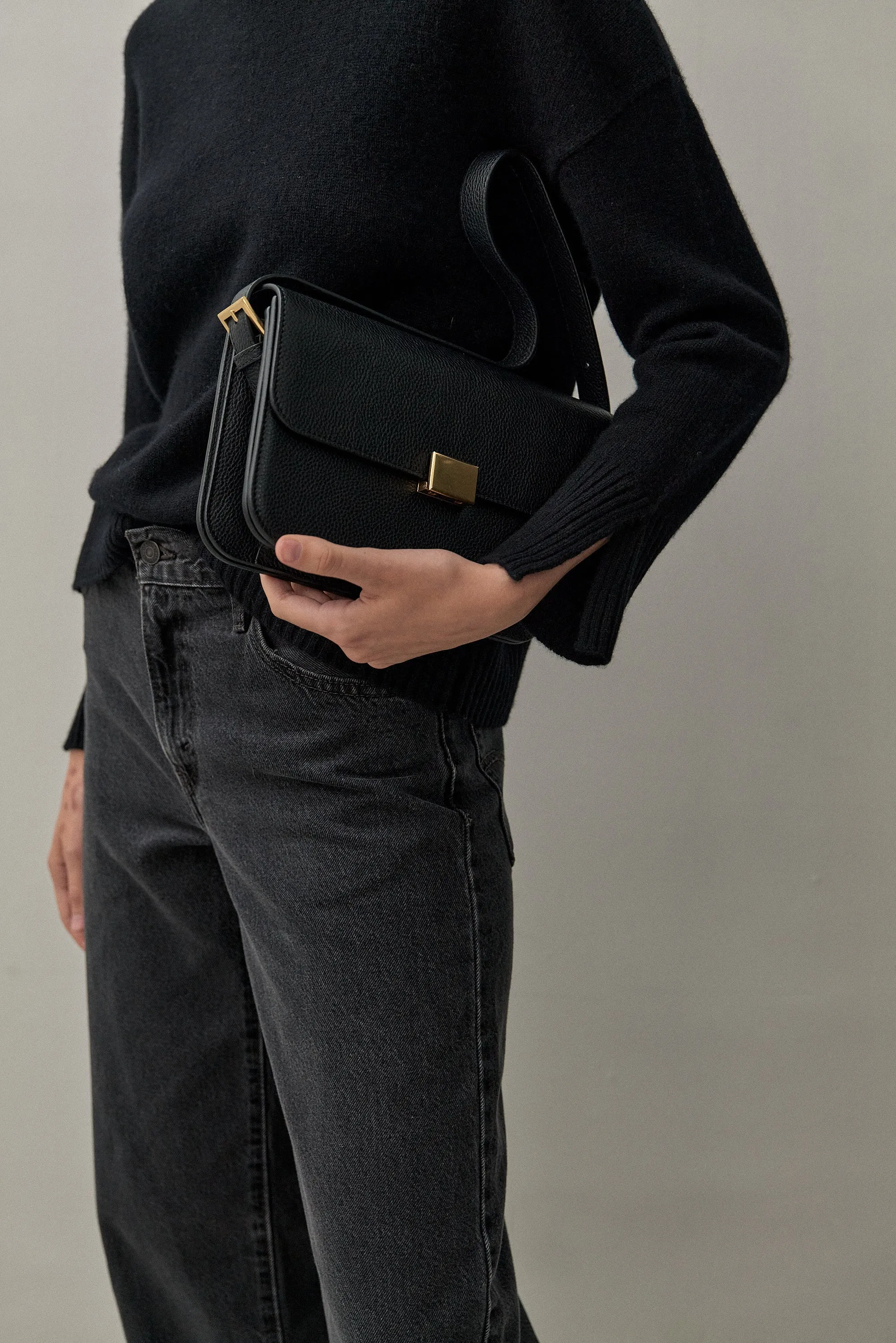 THE CLASSIC SHOULDER BAG - PEBBLE